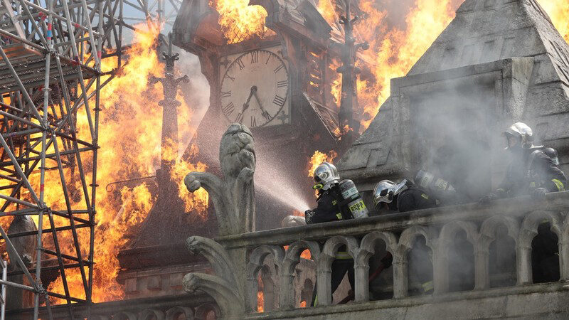 Xem phim Notre Dame on Fire  - Notre Dame brûle (2022)