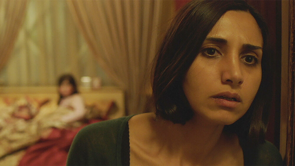 Xem phim Bóng Ma Trong Gió  - Under The Shadow (2016)