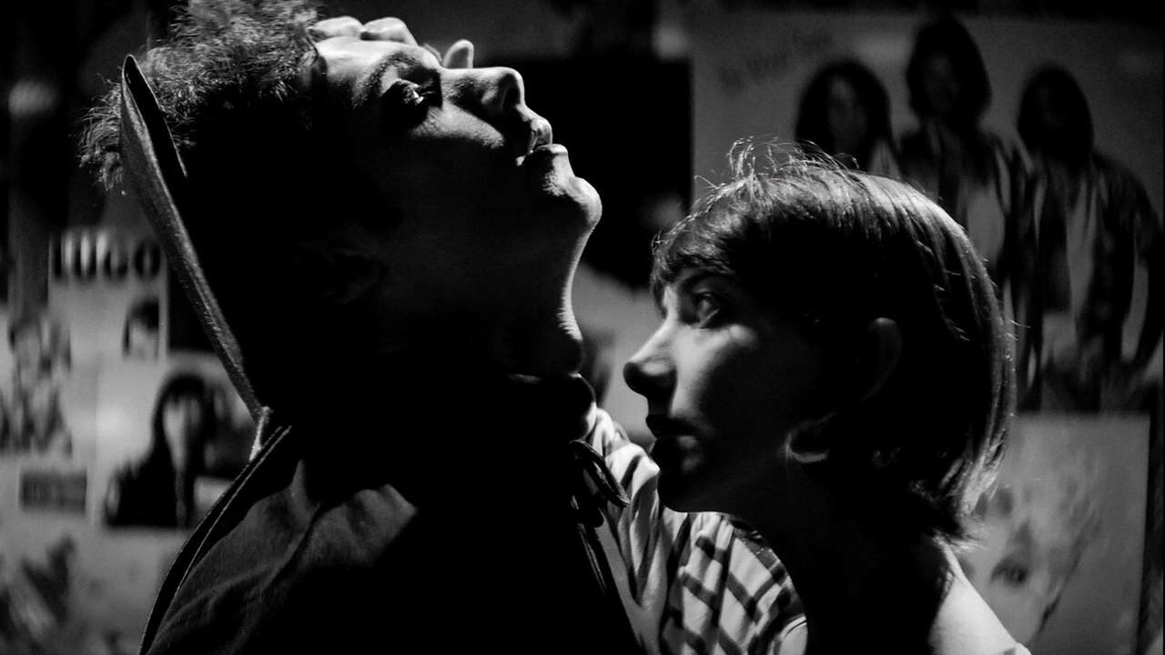 Xem phim Cô Gái Về Nhà Một Mình Ban Đêm  - A Girl Walks Home Alone at Night (2014)