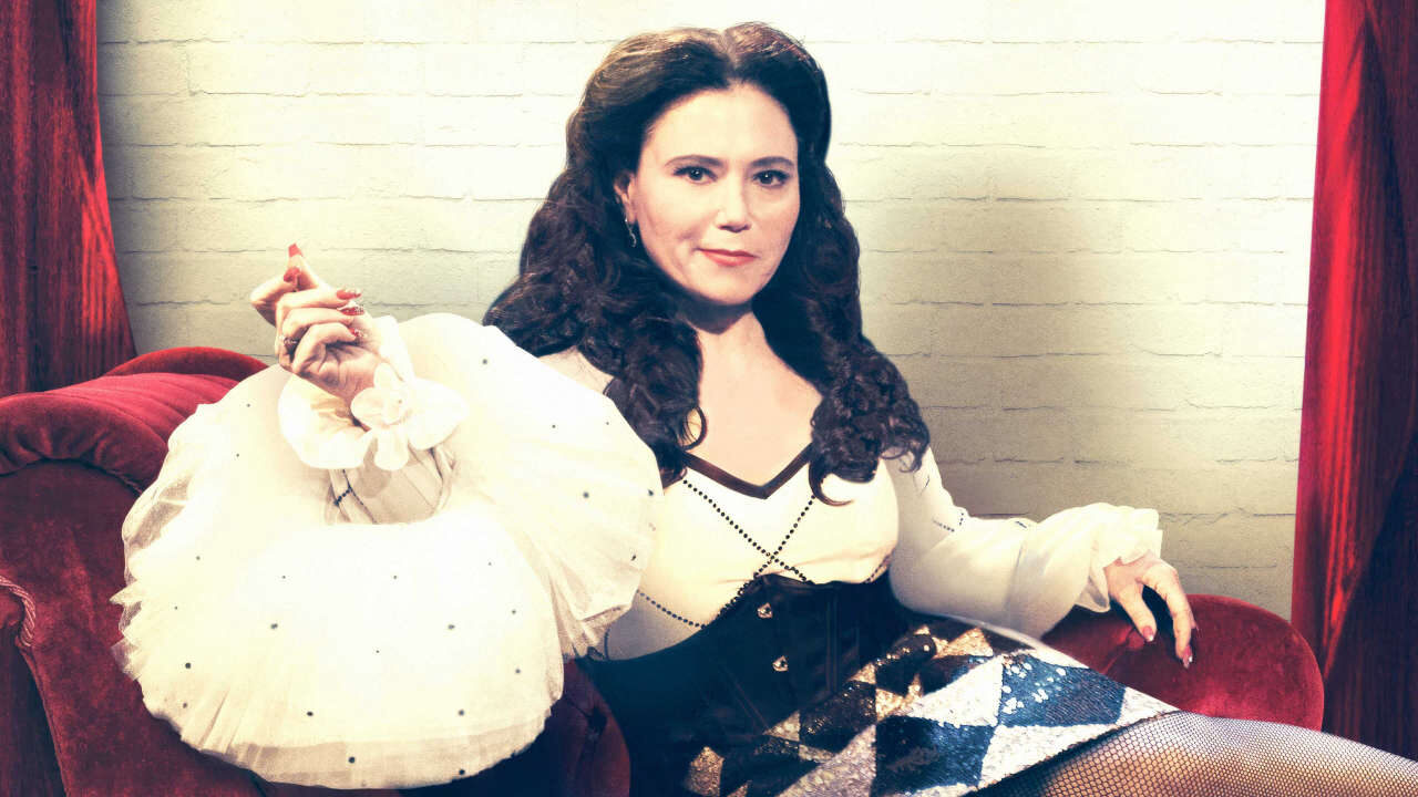 Xem phim Alex Borstein Corsets và Clown Suits  - Alex Borstein Corsets Clown Suits (2022)